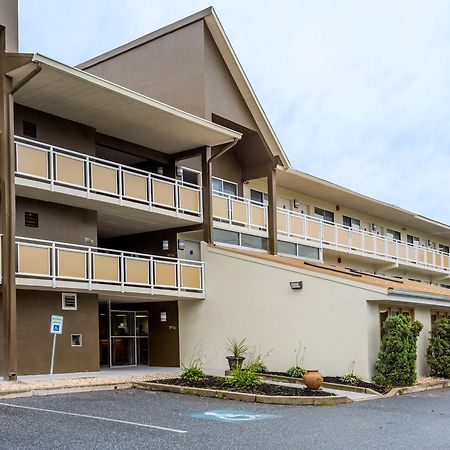 Days Inn By Wyndham Harrisburg North Exterior foto